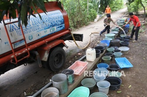 Fuel Price Hike Slashes Central Java's Clean Water Aid by 70 Million Litres