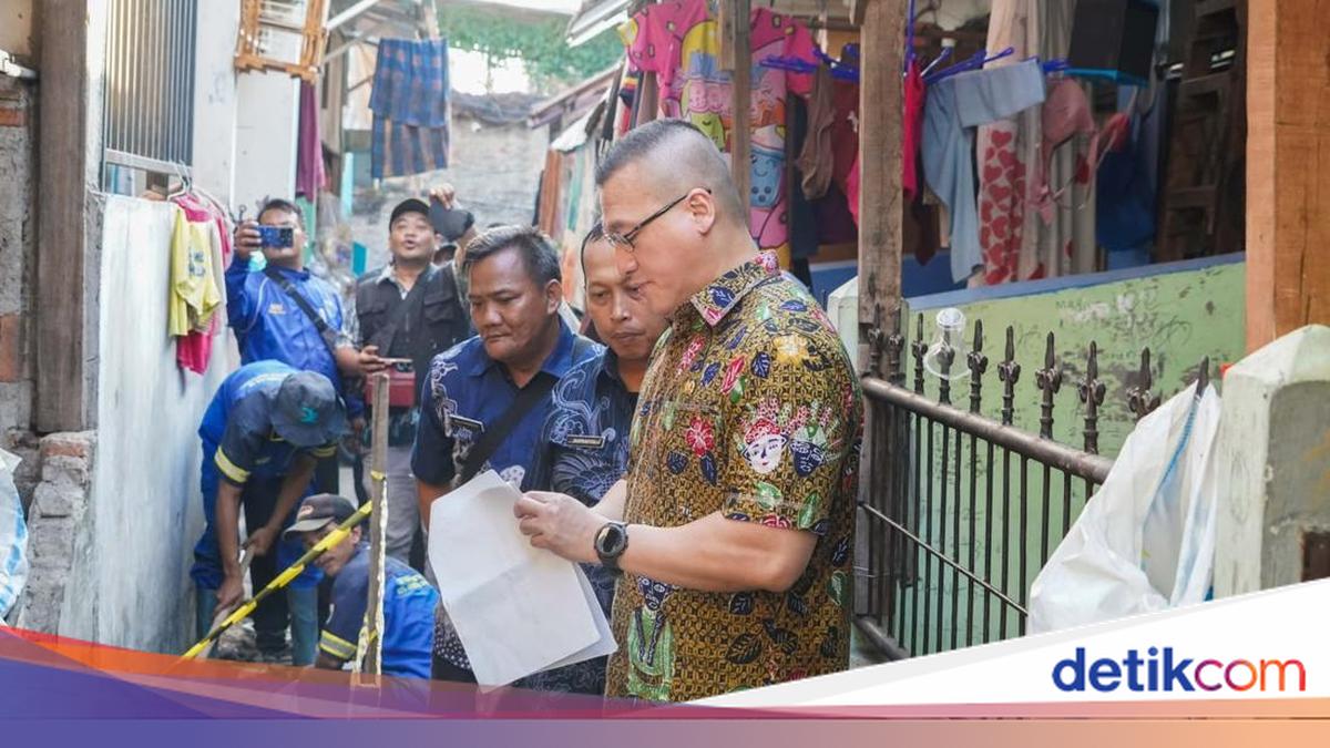 Jakarta Legislator Inspects Drainage Project, Pledges Support for Disabled Child