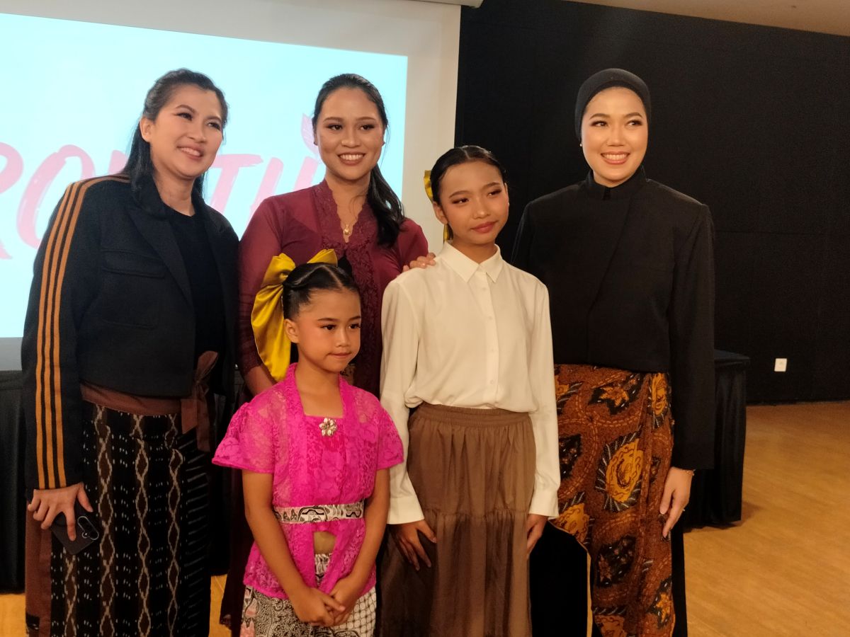 250 Students Perform Traditional Dances from Gantar to Saman on One Stage