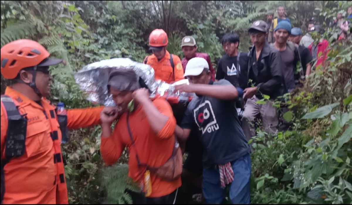 Joint SAR Team Evacuates Unconscious Hiker on Mount Agung, Bali