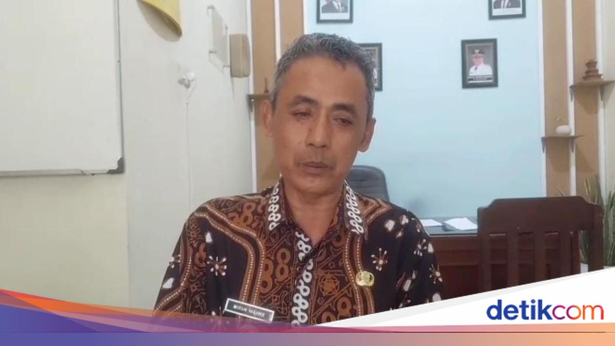 Madiun District Head Caught Playing Mobile Game During Council Plenary Session