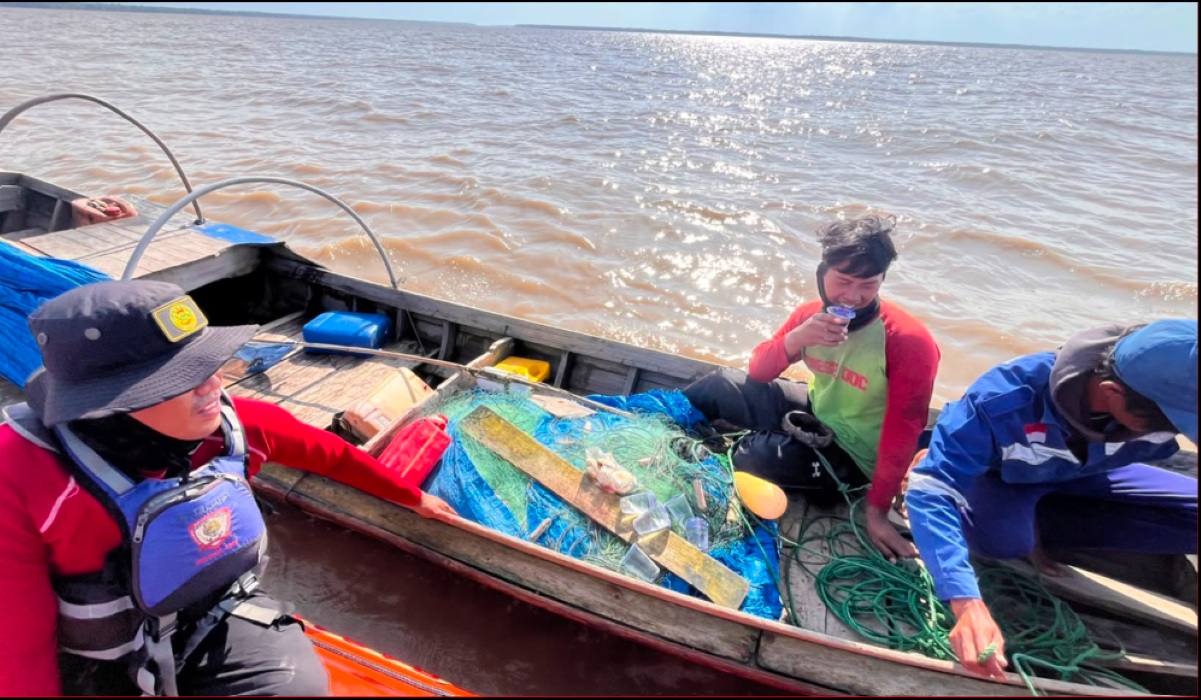 Joint SAR Team Rescues Two Fishermen Missing in Jambi Waters