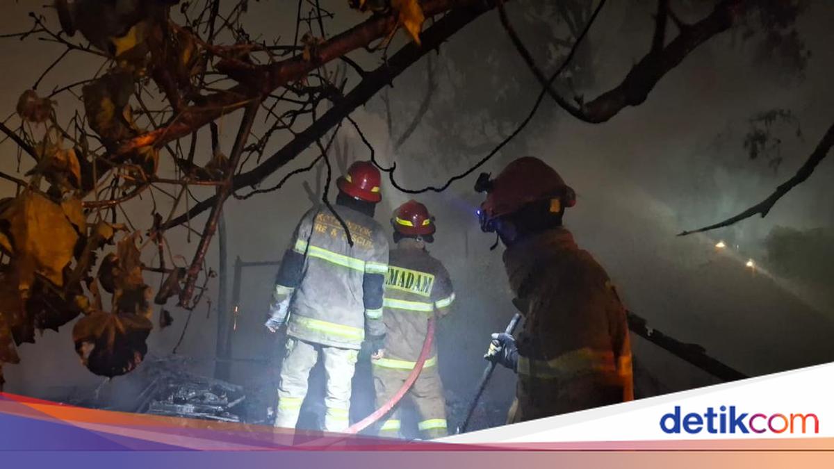 Former Rubbish Dump in Sukmajaya, Depok, Catches Fire; Two People Evacuated
