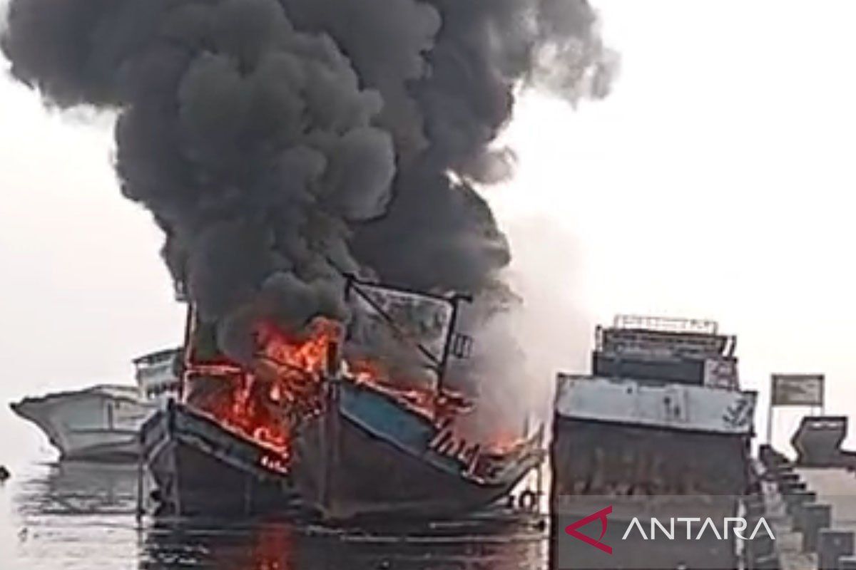 Firefighters Extinguish Blaze on Vessels Docked at Muara Angke Port