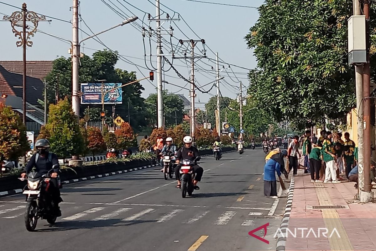 Strengthening the Indonesia ASRI Movement Through School Clean-Ups in Yogyakarta