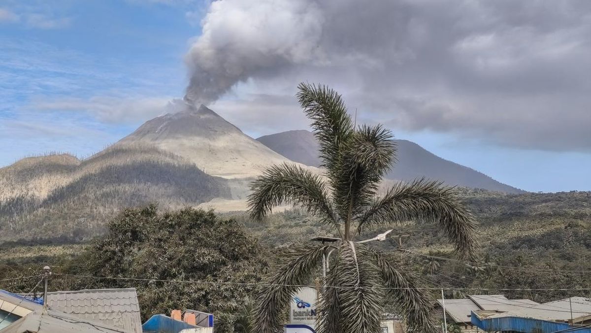 Mount Lewotobi Laki-laki in NTT Erupts, Spews Volcanic Ash 1.5 Kilometres High