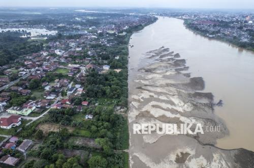 Drought Transforms Sumatra's Batanghari River, Exposing Vast Sandbanks