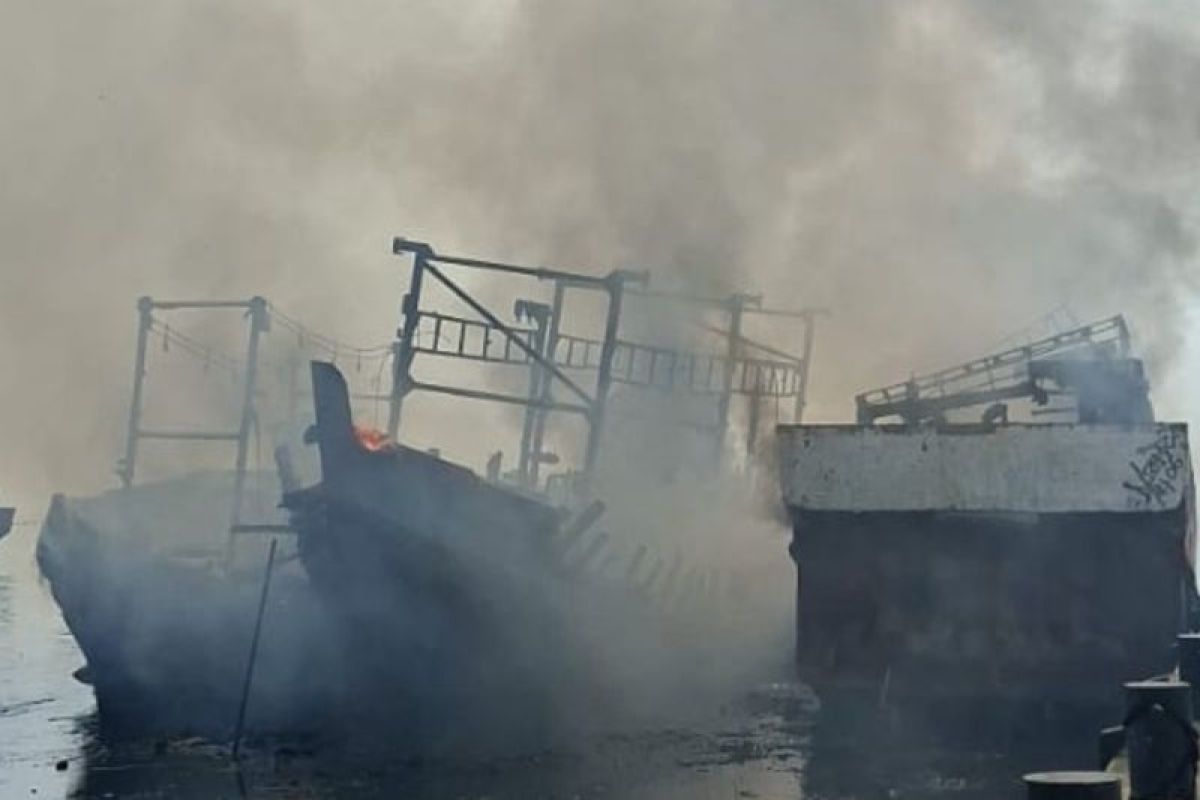 Electrical Short Circuit During Repairs Triggers Fire on Three Vessels in Muara Angke