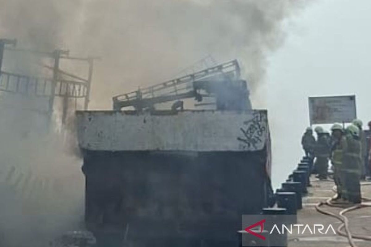 Losses from fire on three vessels in Muara Angke reach Rp1.5 billion