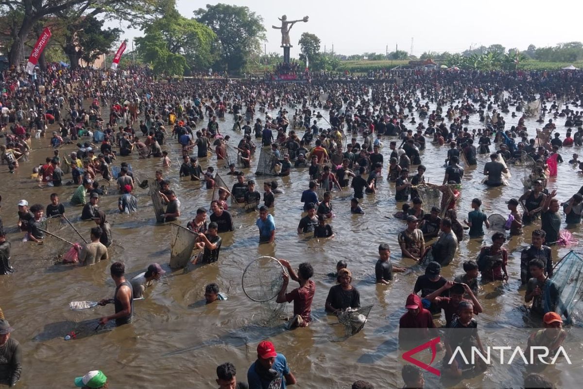 Thousands join the Memet Ikan tradition in Klaten