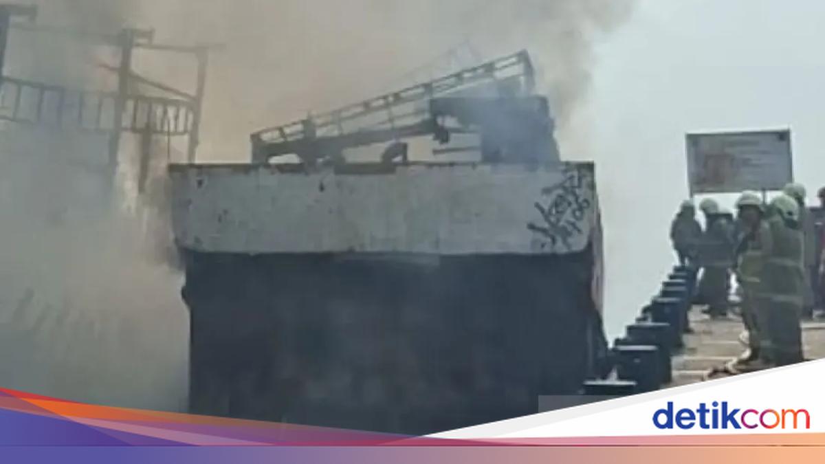 Three Vessels Gutted by Fire at Muara Angke, Police Investigate Cause