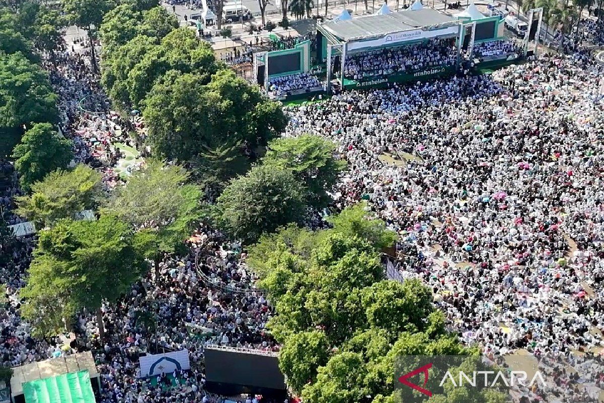 Over One Hundred Thousand Nariyah Prayer Devotees Pray for the Nation in Situbondo