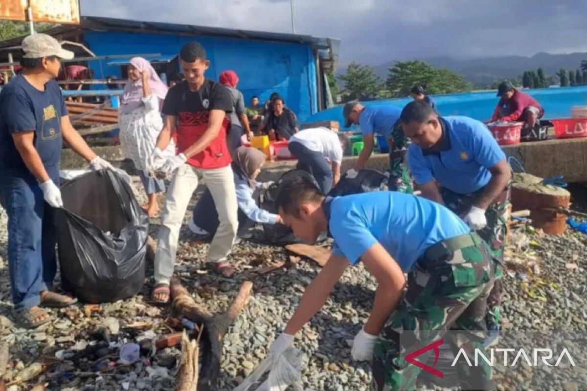 Pattimura Air Base Holds Beach Clean-Up to Mark 79th Indonesian Air Force Service Day