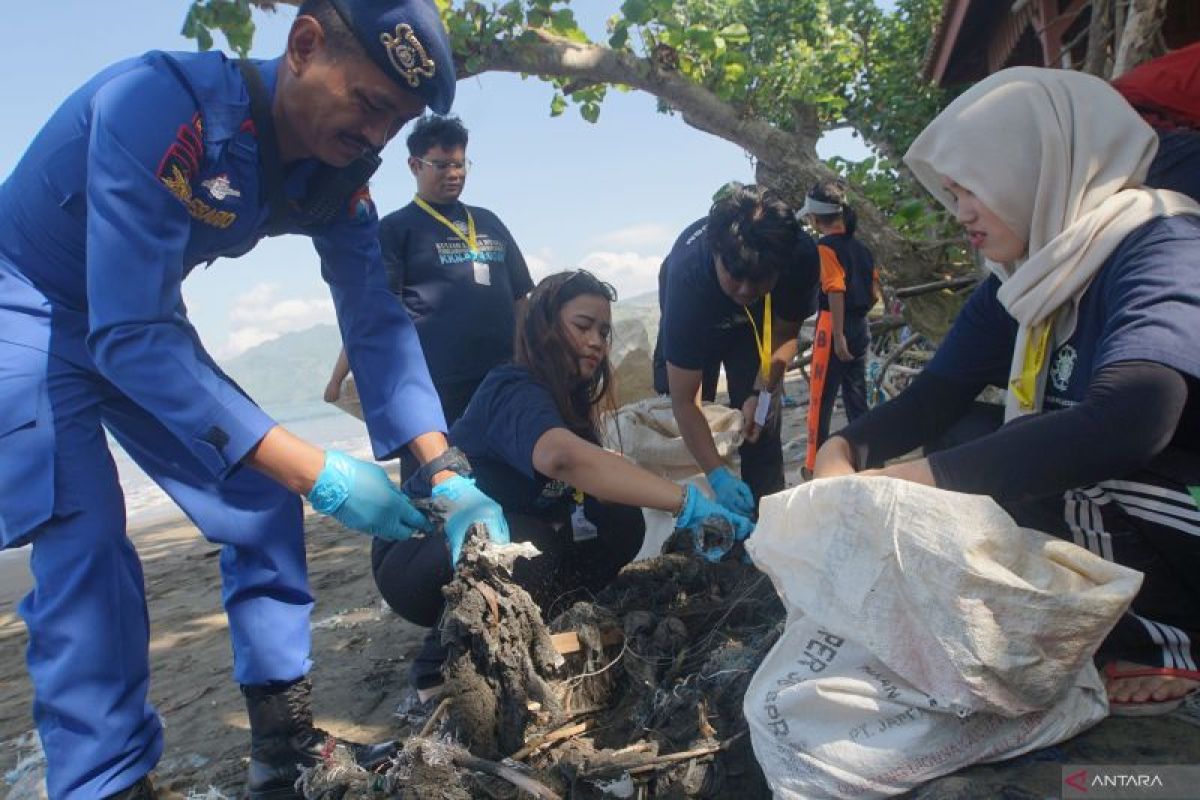 WALHI: Disposable Nappies Dominate Waste at Tulungagung's Sidem Beach