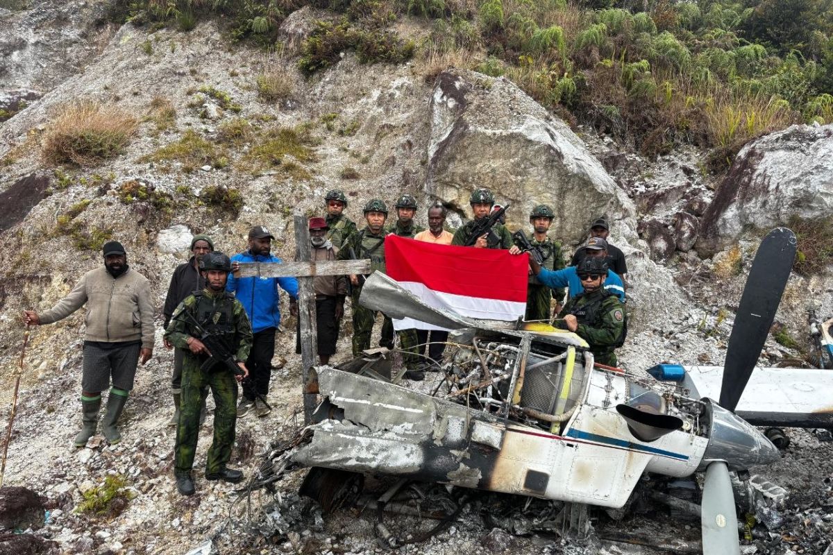 Indonesia restores Papua air link after fatal plane attack