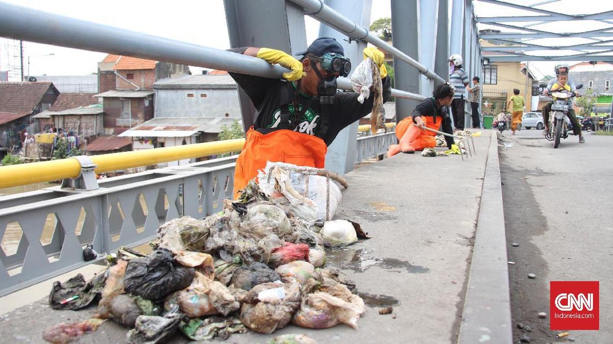 Walhi Reveals Disposable Nappies Dominate Waste at Tulungagung's Sidem Beach