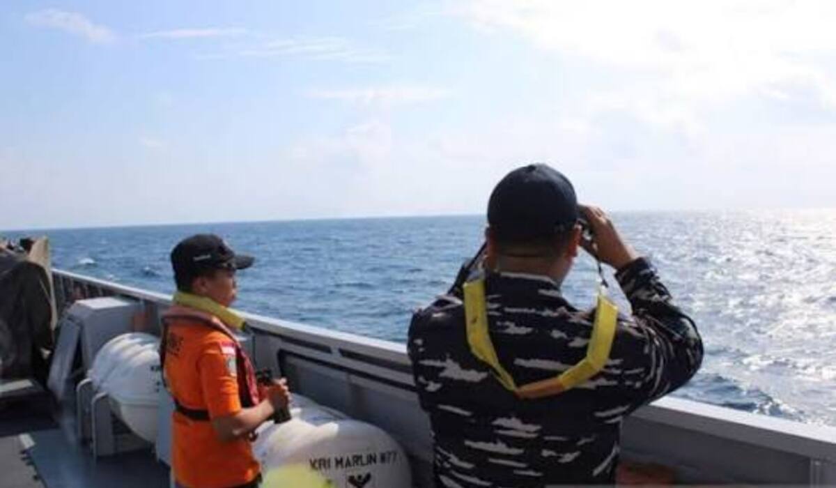 KRI Marlin-877 Evacuates Two Survivors from Sunken KLM Nurul Salsa 01 in Selayar