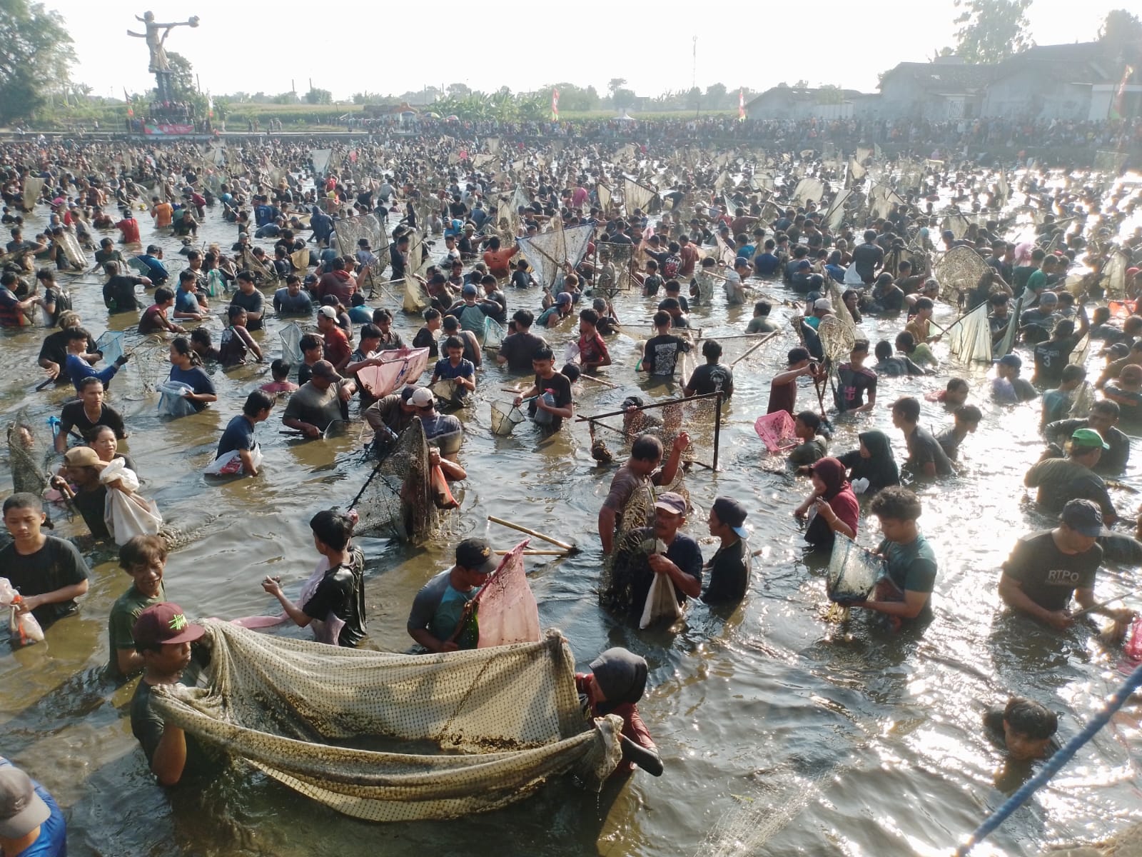Thousands Flock to Gemblegan Fish Festival in Klaten, One Fatality Reported