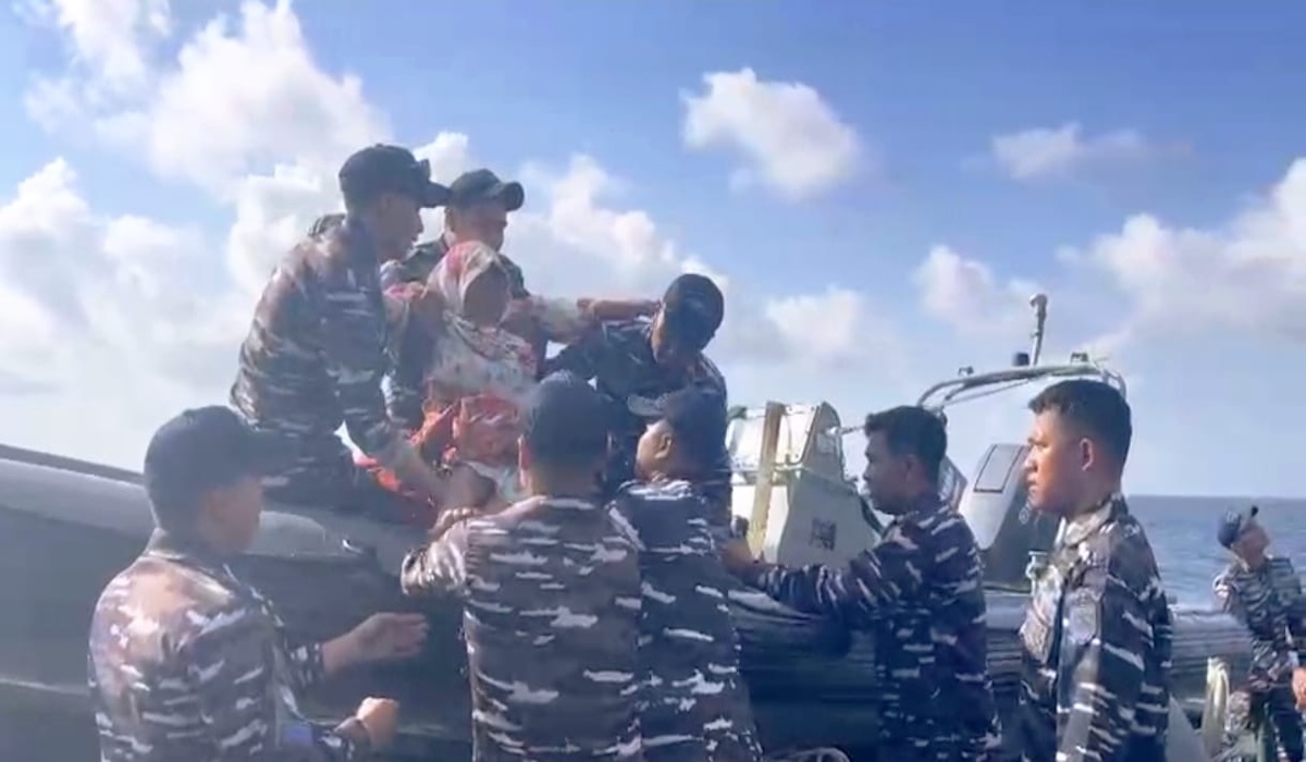 KRI Marlin-877 Evacuates Two Survivors from KM Nurul Salsa in Selayar Waters