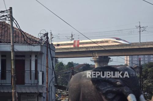 Whoosh High-Speed Train Makes Emergency Stop in Cimahi Due to Kite
