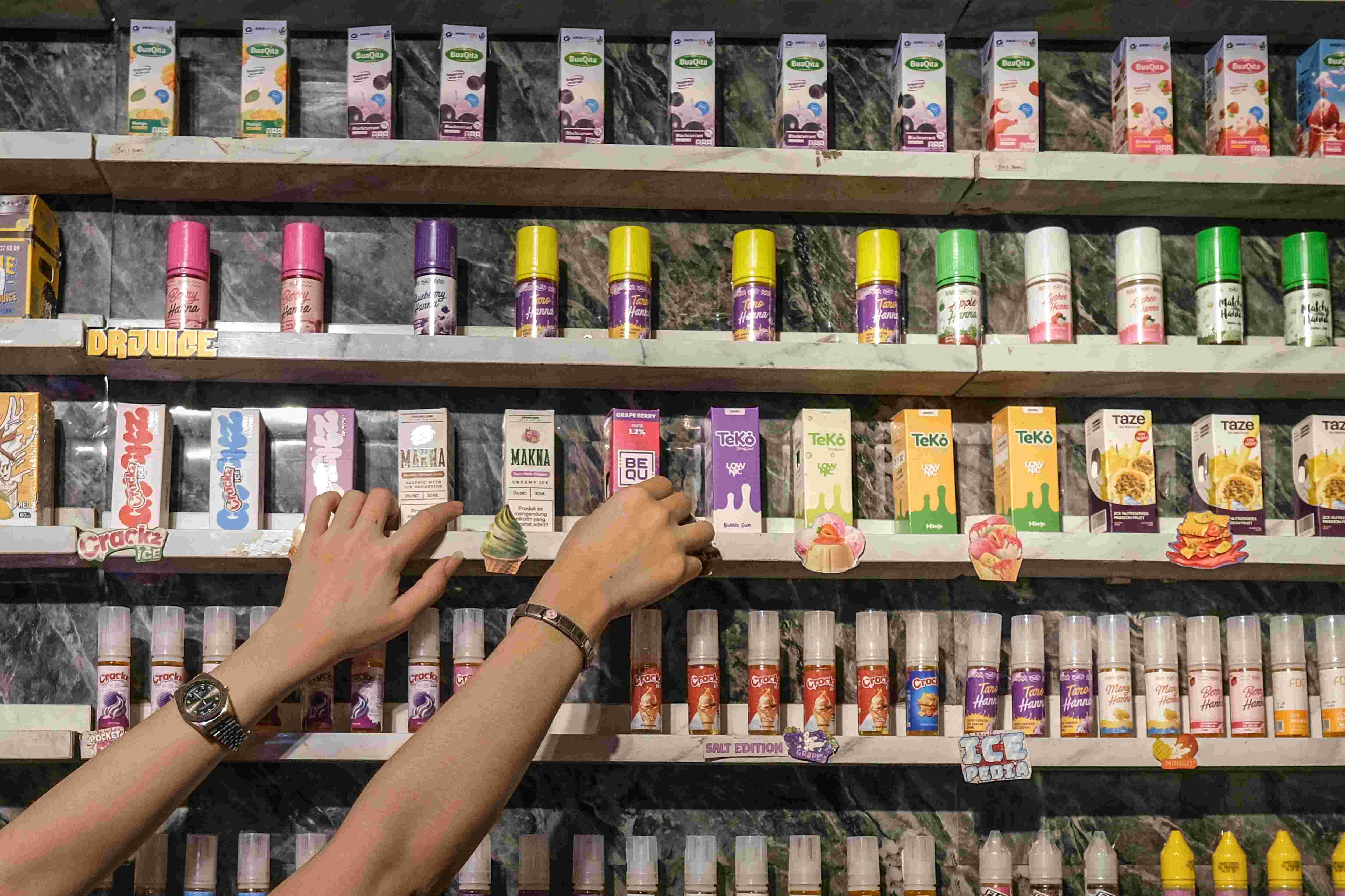 Adult Smokers Begin Switching to Alternative Tobacco Products