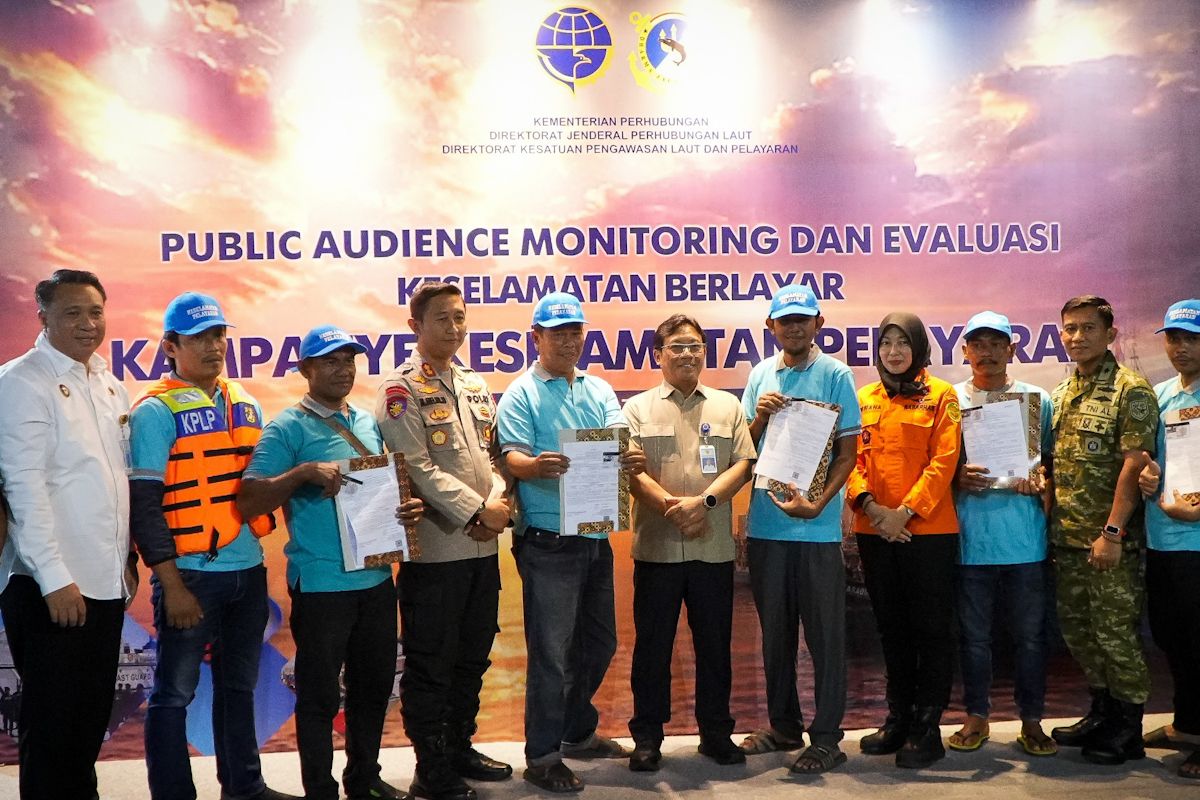 Transport Ministry Strengthens Fishermen's Safety with 150 Life Jackets
