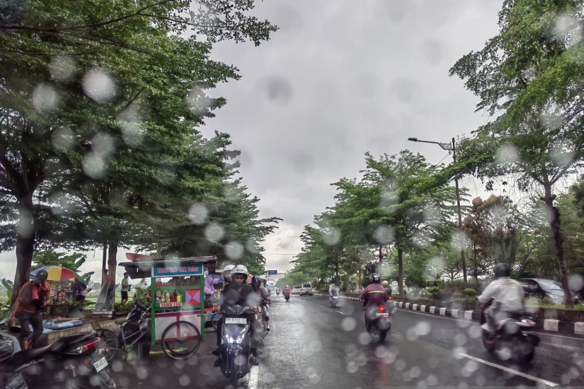 BMKG forecasts rain for most major Indonesian cities on Monday