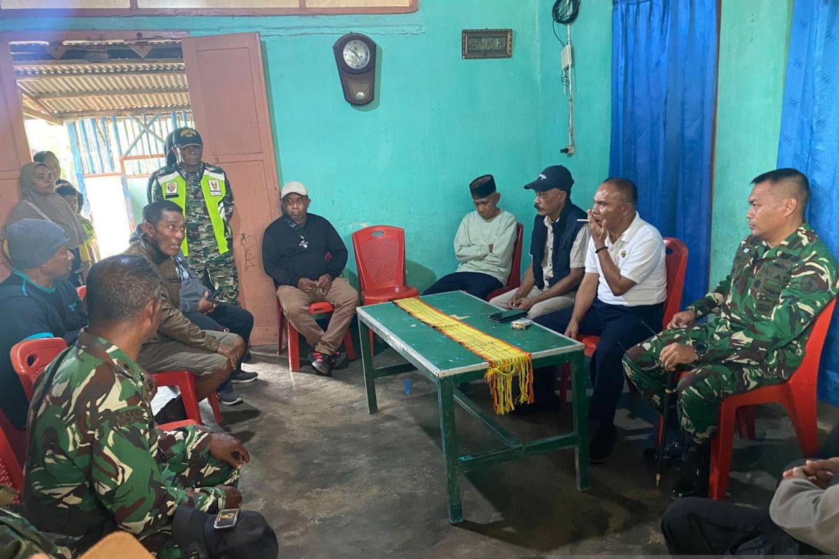 Social Affairs Ministry Distributes Aid to Social Conflict Victims in East Flores