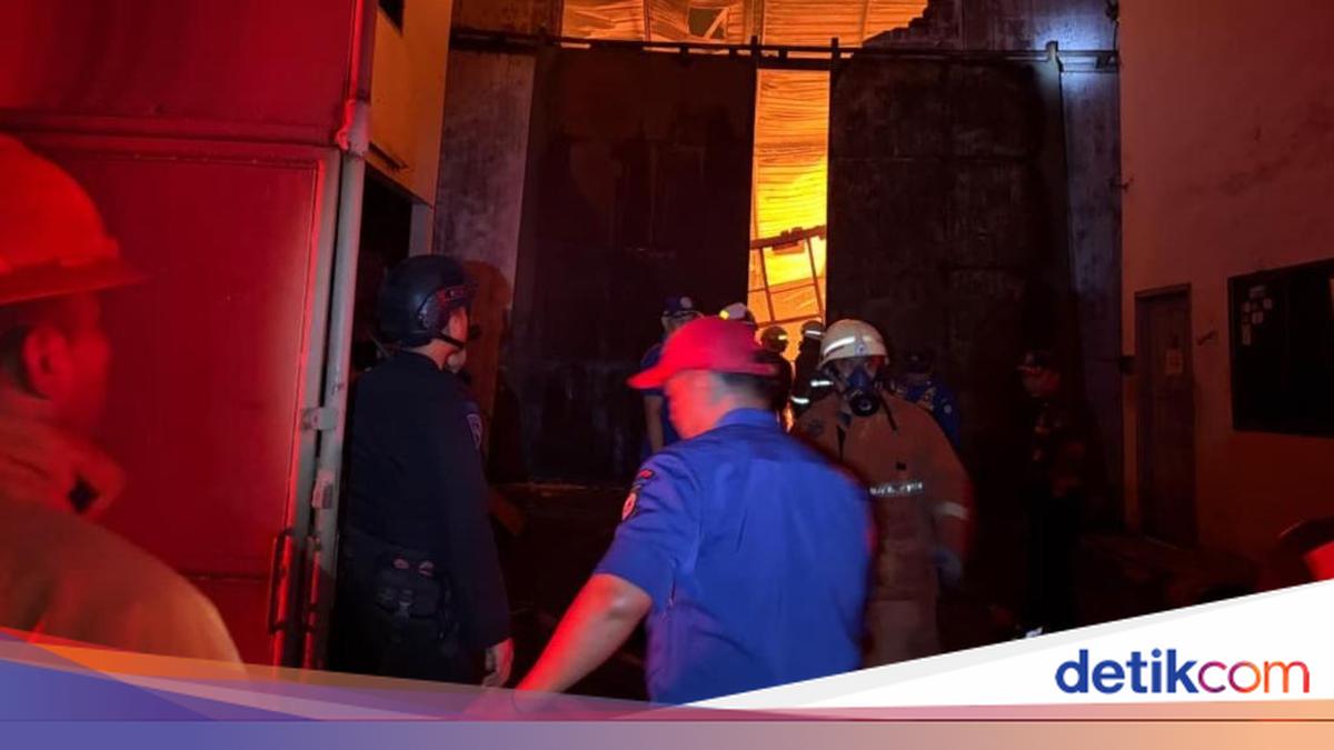 Three Warehouses in Tangerang Destroyed by Fire, Brimob Assists in Extinguishing