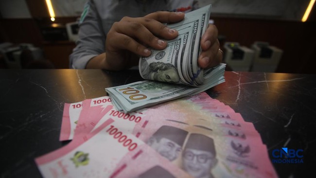 Rupiah Opens Weaker as US Dollar Climbs to Rp17,960