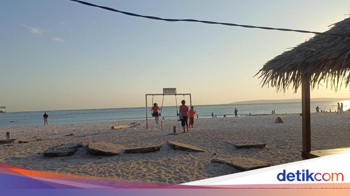 Kupang's Oesina Beach: A White-Sand Paradise with Rp 2,000 Entry Fee