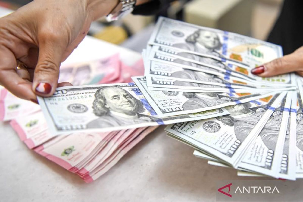 Rupiah weakens as US-Iran conflict escalates