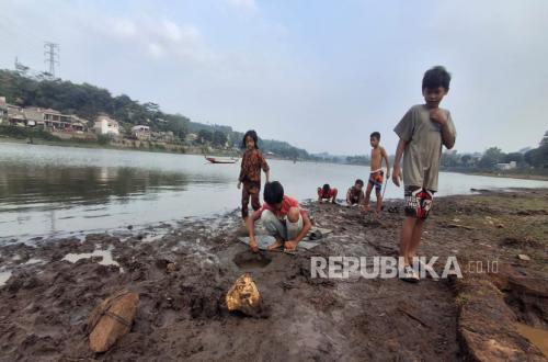 Children's Laughter at Situ Ciburuy as It Shrinks During the Dry Season