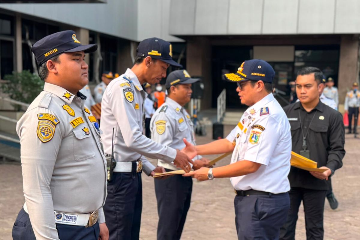 Dishub officers awarded for foiling mugging at Rasuna Said Car Free Day