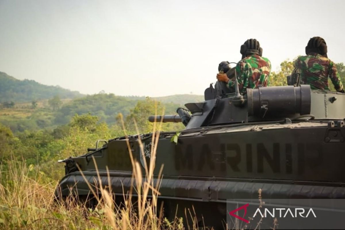 Marines train soldiers in tank gunnery