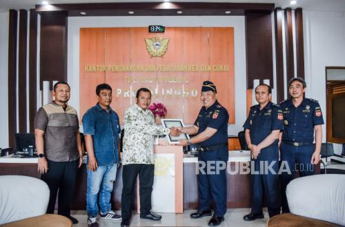 Probolinggo Customs Issues Licence to Support Legal Tobacco Industry Growth