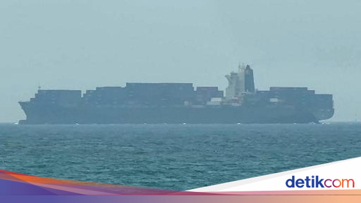 Two Oil Tankers Explode While Transiting the Strait of Hormuz