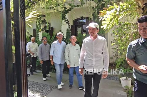 Jokowi Holds Reunion with UGM Classmates Ahead of Fake Diploma Trial