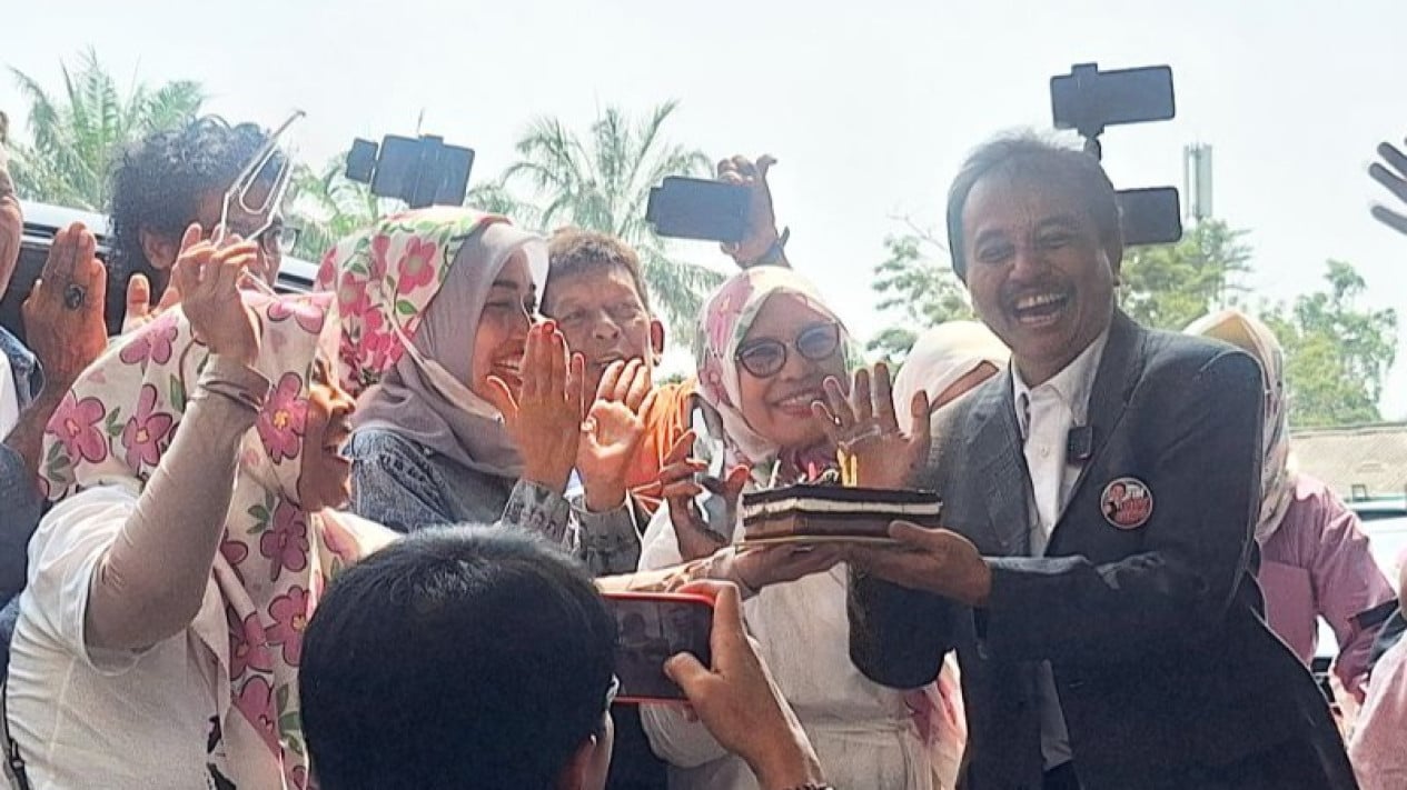 Before Praperadilan Rejection, Roy Suryo Receives Birthday Surprise from Supporters at South Jakarta District Court, First Cake Slice for Former Deputy Police Chief