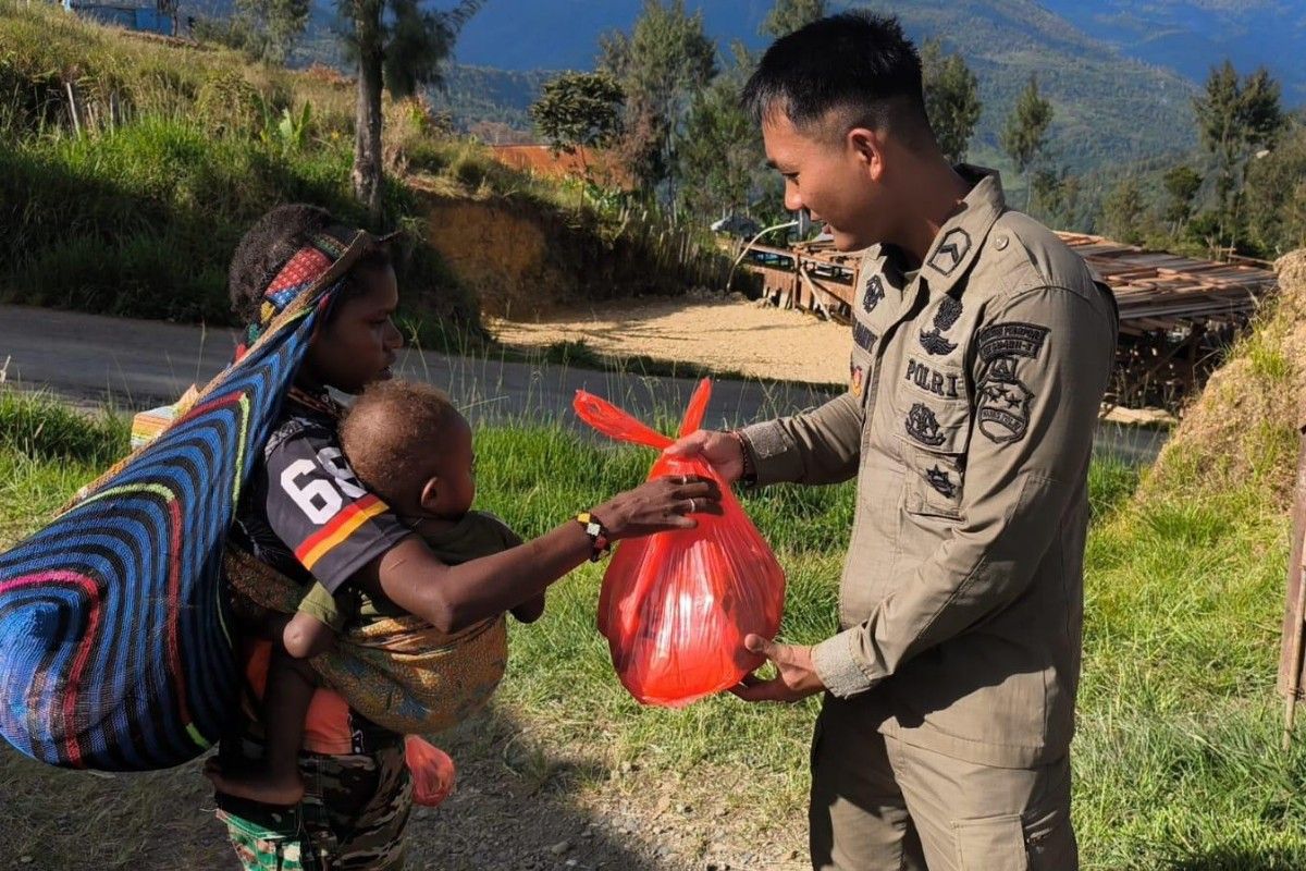 ODC Task Force Conducts Foot Patrol in Sugapa While Distributing Food Aid