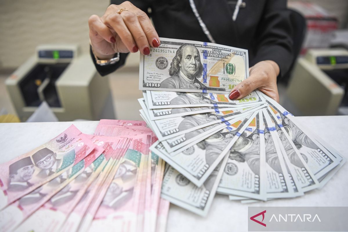 Rupiah weakens on prospect of Fed holding interest rates higher for longer