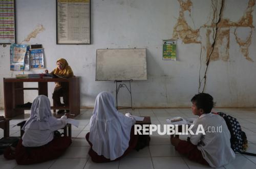 Pandeglang Primary School Students Persevere in Dilapidated Classrooms