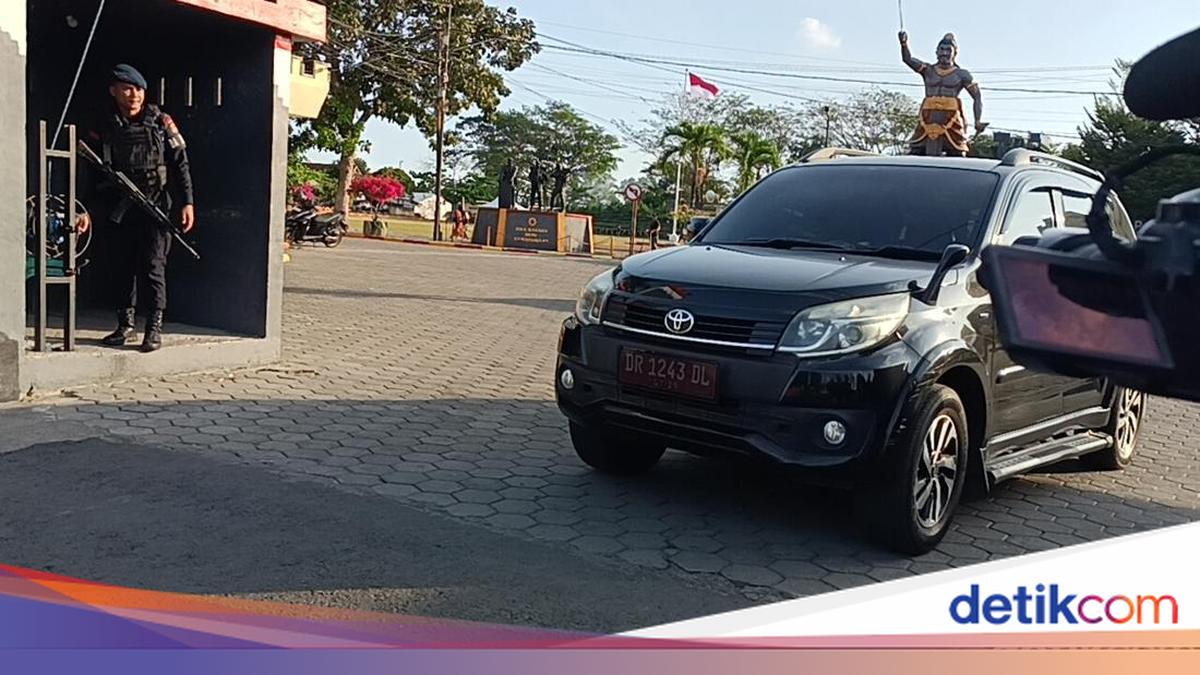 Woman in Official Car Delivers Clothes to NTB Police Mobile Brigade HQ Holding Graft-Suspect Regent