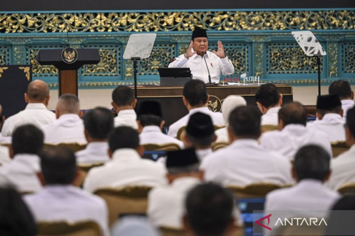 President Prabowo urges ministers not to waver in facing national challenges