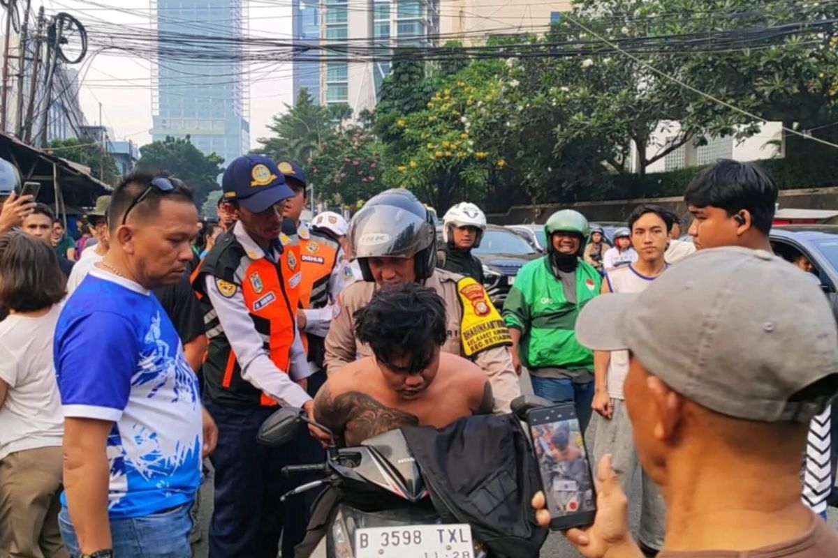 Snatch thieves at Rasuna Said car-free day face seven years in prison