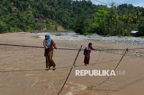 A Test of Nerve on a Steel Cable Bridge: The Struggle of West Aceh Students and Teachers to Reach School