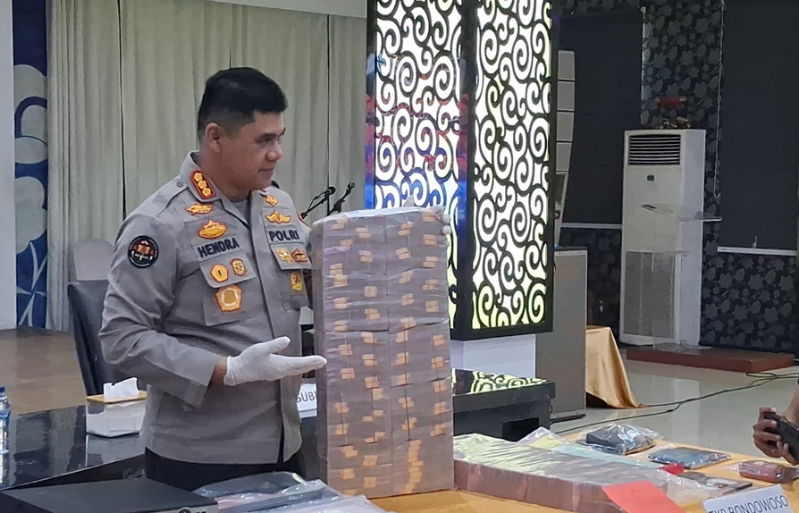 West Java Police Uncover Online Gambling Syndicate Disguised as Dazzlive App, 11 Suspects Arrested