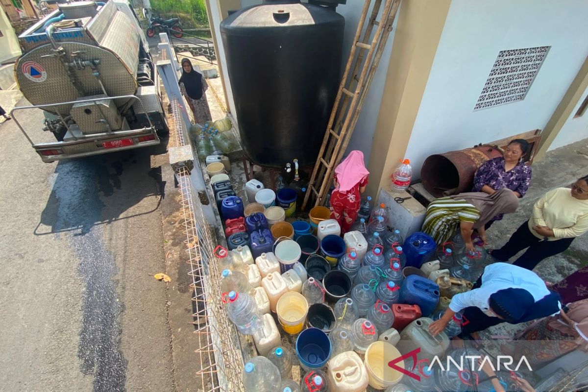 Tasikmalaya City Government Distributes Water to Drought-Affected Areas