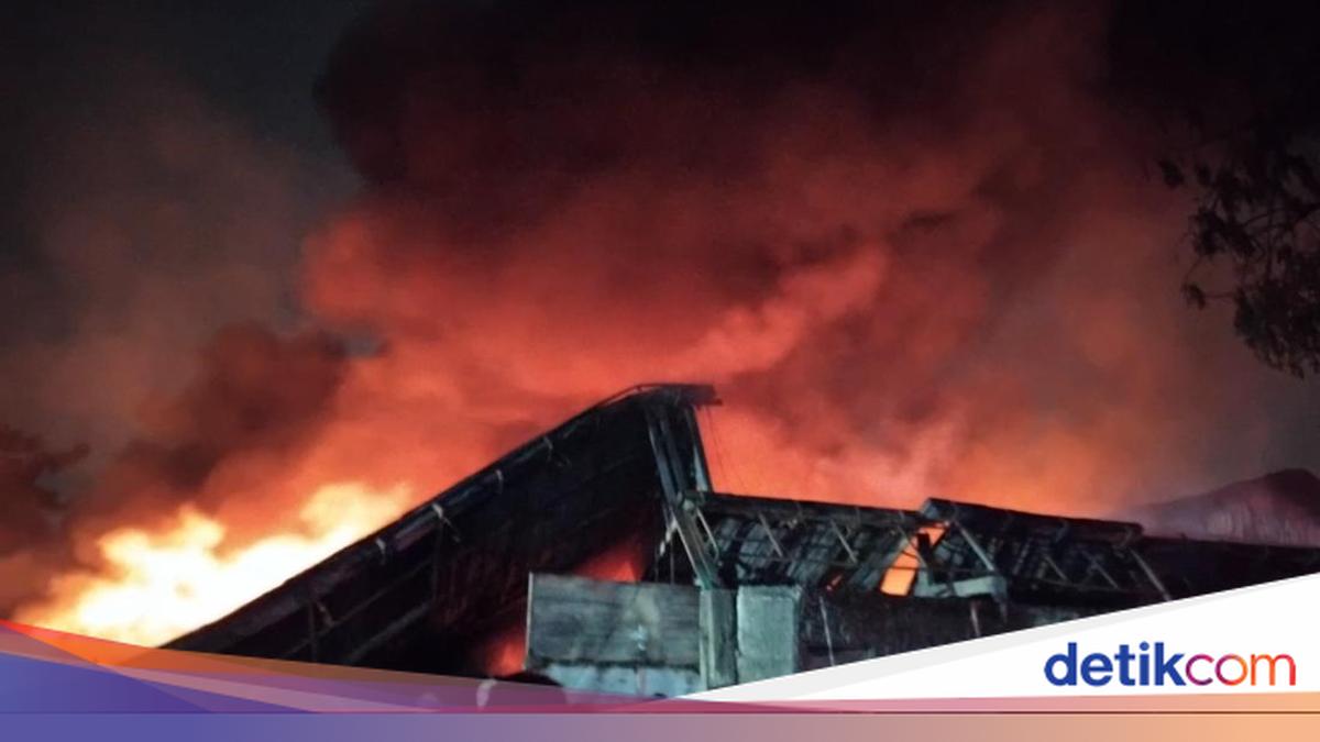 Fire Breaks Out at Sandal Factory in Tangerang, One Employee Suffers Breathing Difficulties