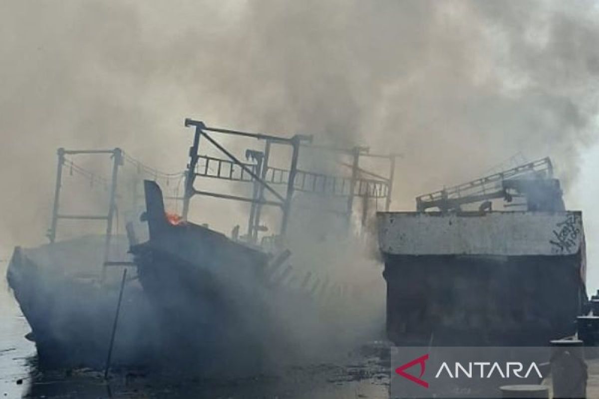 Police hampered in examining burnt vessels at Muara Angke